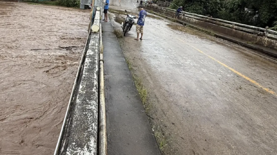 暴雨襲清邁，母澤河斷堤 社區5米深水急難救援中