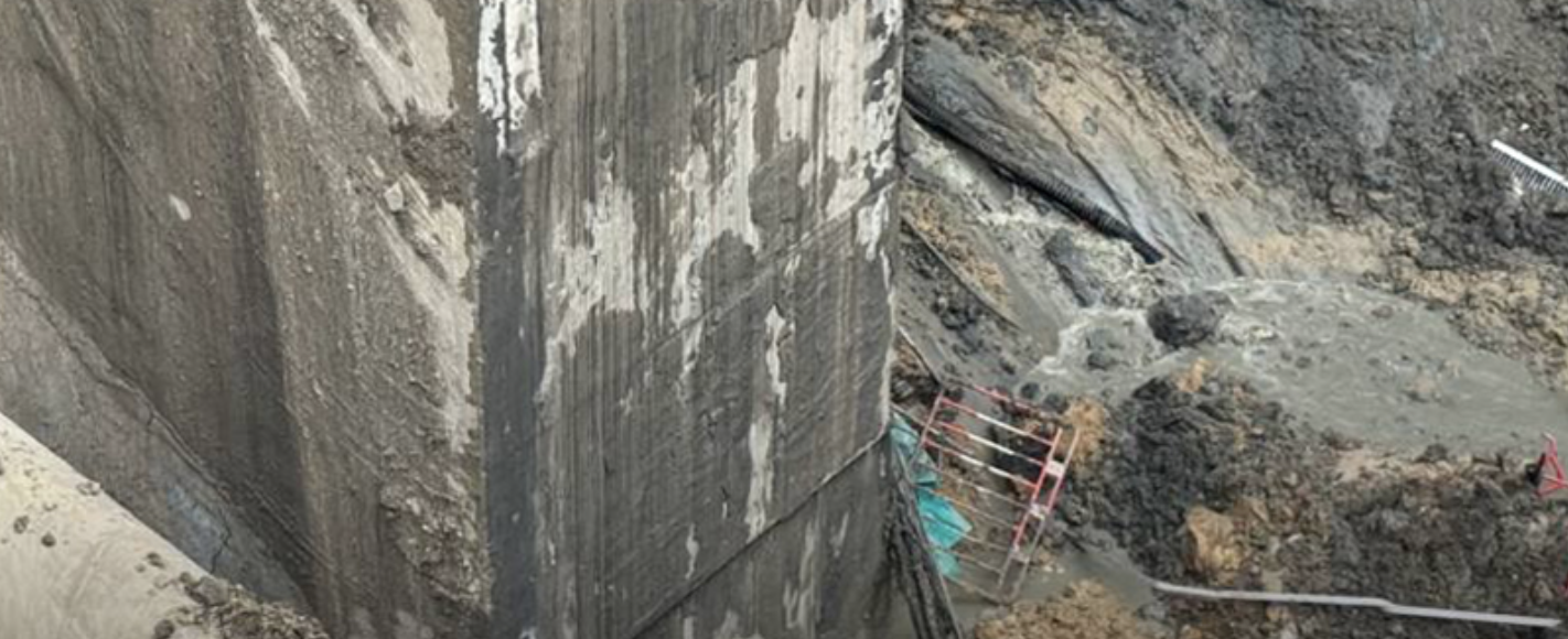 曼谷三森路再度坍陷 豪雨觸發土壤滑動 電桿傾倒加劇險情