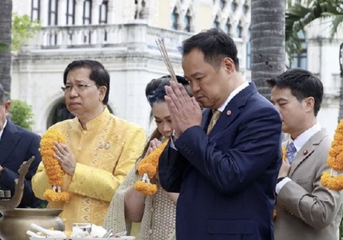 泰國新任總理首日赴府辦公 依傳統祭拜祈求順利