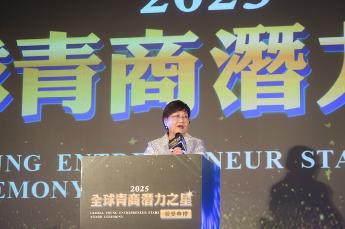 頒發全球青商潛力之星　徐佳青勉企業家勇往直前