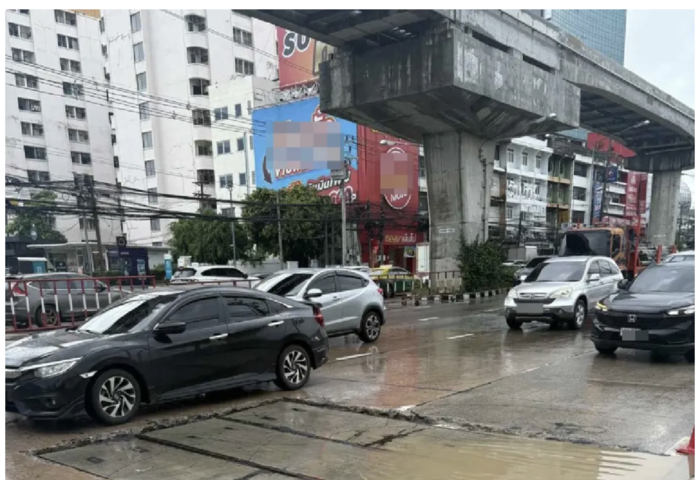 曼谷暴雨突襲　水泥蓋下陷交通打結