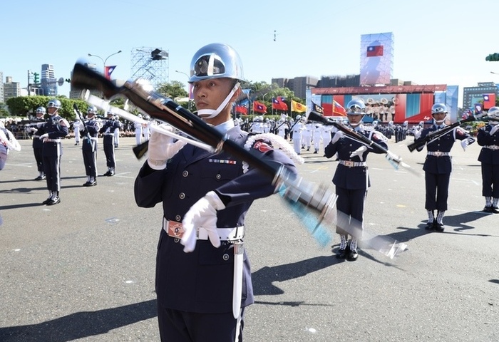 國慶大會鼓聲揭序幕　三軍儀隊精湛操槍全場喝采