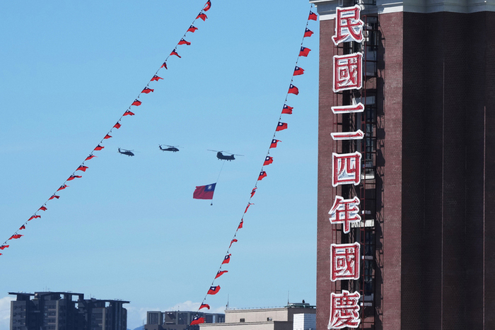 彰化大村國小領唱國歌　巨幅國旗飛越府前慶雙十