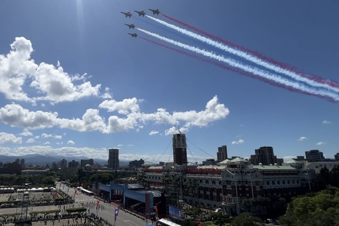 國慶大會落幕　空軍雷虎換裝勇鷹後壓軸放彩煙