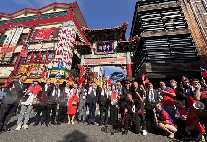 橫濱雙十國慶遊行氣氛熱烈  中華街旗海飄揚