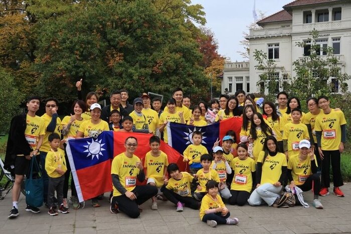 愛因霍芬馬拉松看見台灣　旅荷台人穿TAIWAN跑衣上場