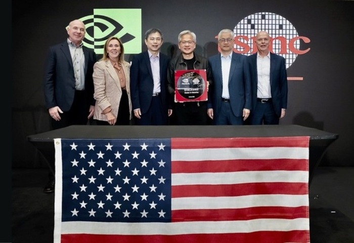 首片美國製造Blackwell晶圓誕生  黃仁勳偕台積慶祝