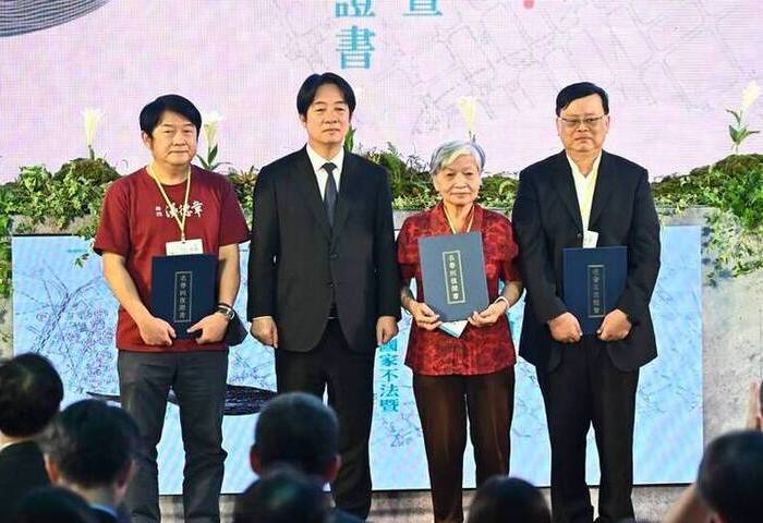 落實轉型正義　賴總統頒發3政治受難者名譽回復證書