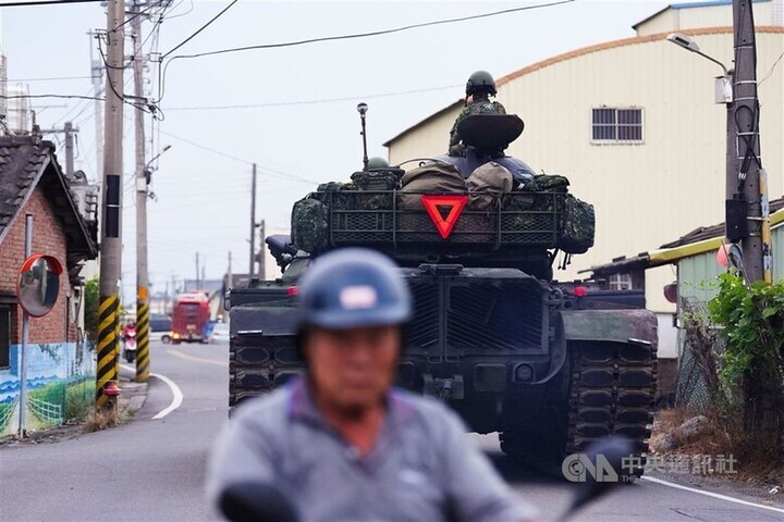 國軍聯兵旅對抗　陸勝1號操演首用空包彈求仿真