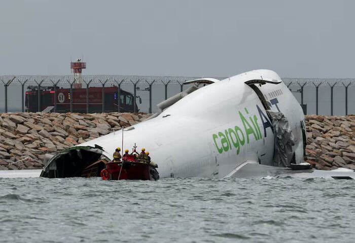 阿聯酋貨機撞地勤車衝出跑道　機身泡海中畫面曝光