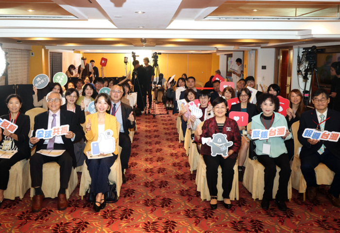 海外華文媒體報導大獎 徐佳青盼照亮黑暗自由說故事