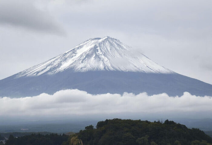 日本富士山迎2025年「初冠雪」　較前一年早15天