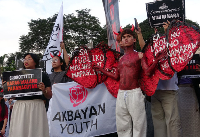 扮鬼嚇貪官促工程究責  菲律賓學生萬聖節前示威