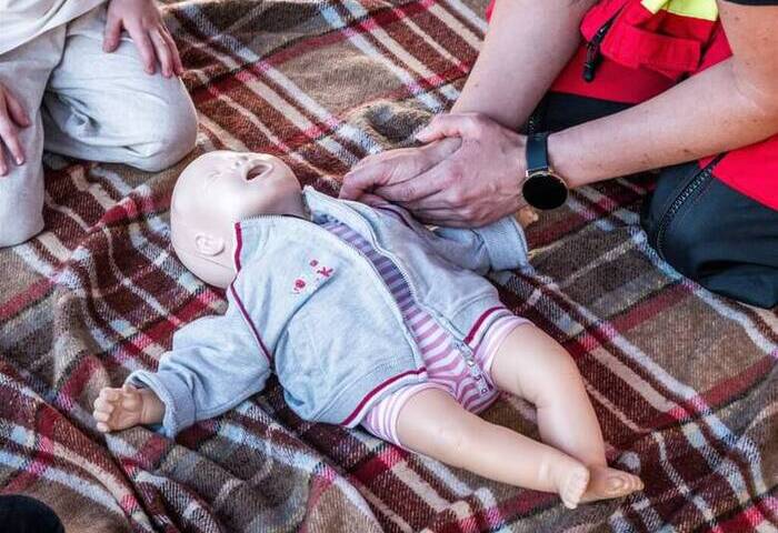 嬰兒CPR新指引出爐　別再用「兩指神功」救命