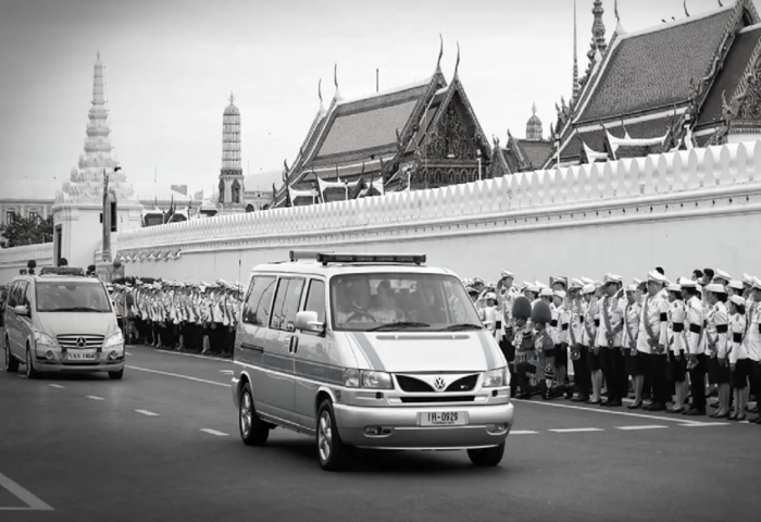 皇室齊送行　詩麗吉王太后靈駕移奉大皇宮