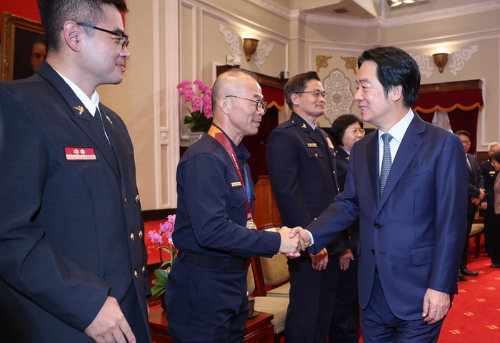 賴總統：警消都是英勇超人　國家引以為榮