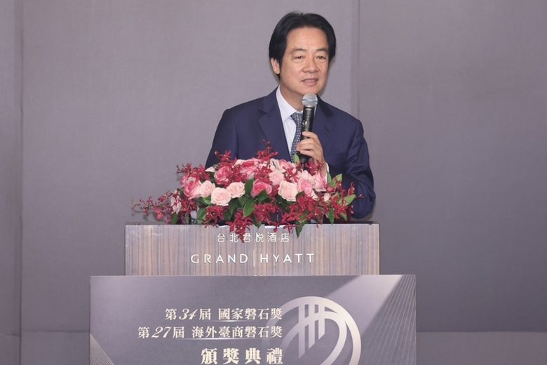 總統：政府全力助中小微企業轉型　啟動產業輔導團