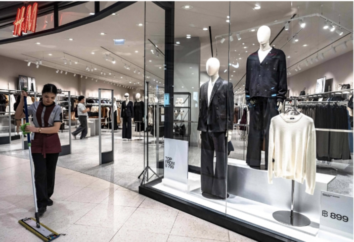 曼谷街頭喪服熱　商家降價表哀思