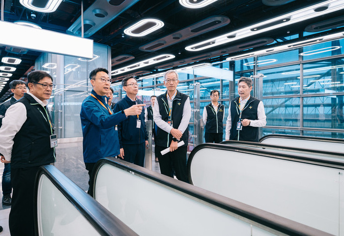 視察桃機第三航廈北登機廊廳　交長指示做好試營運準備