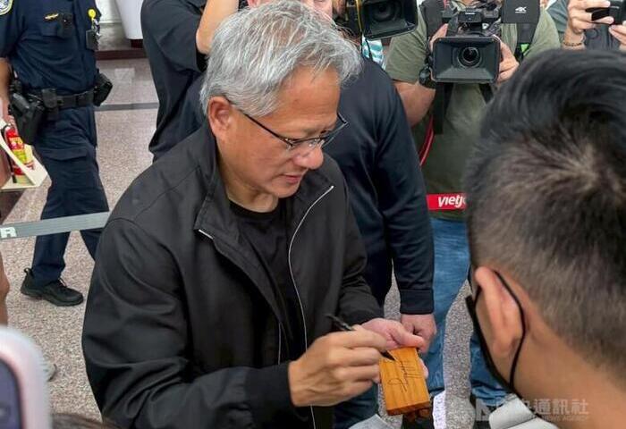 黃仁勳抵達台南快閃5小時　直奔南科台積電18廠