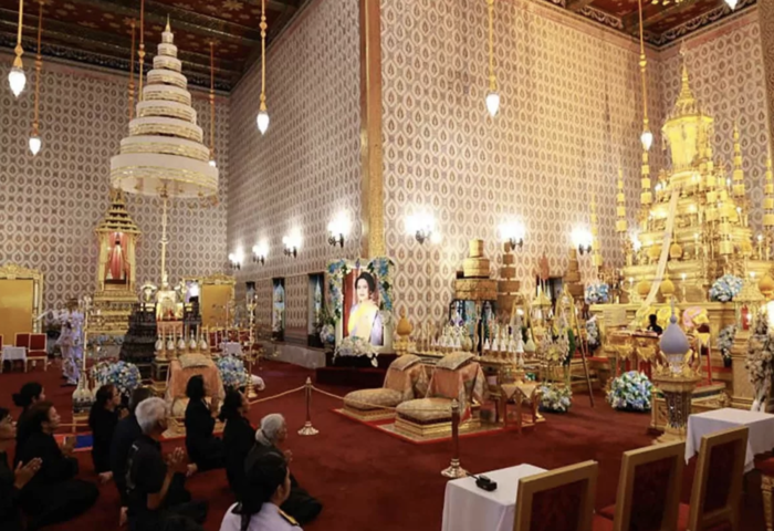 民眾湧入皇宮　悼念詩麗吉王太后