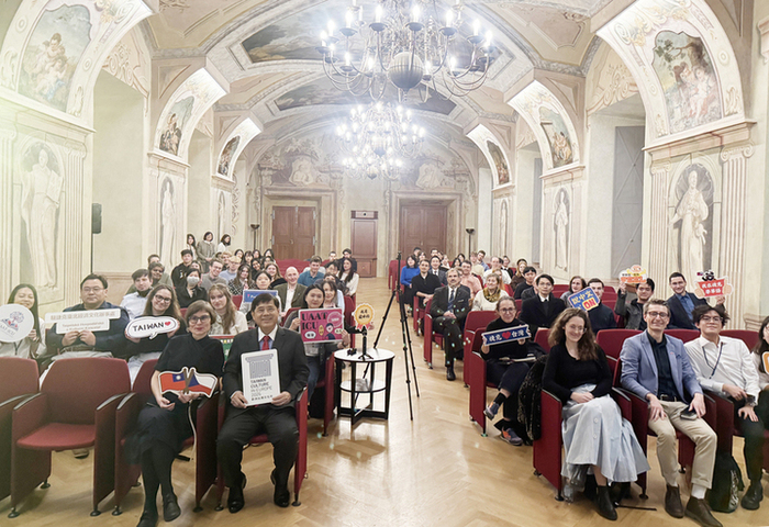 赴查理大學演講  陳立國：捷克是我夢想派駐地