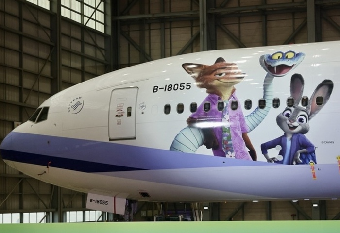 華航合作全台首架迪士尼彩繪機　首航台北洛杉磯