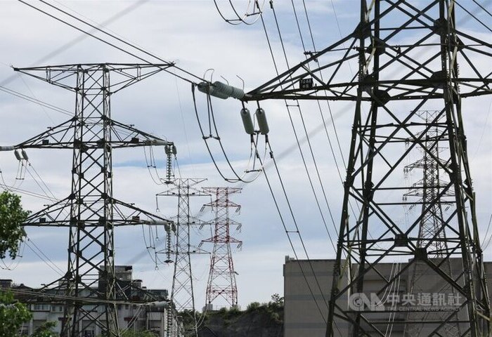 台綜院：10月電力景氣燈號亮紅燈　今年經濟成長上看7%