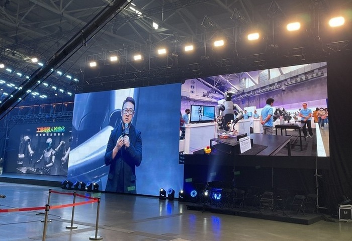 鴻海：打造AI智慧製造生態系　攻AI機器人解決方案