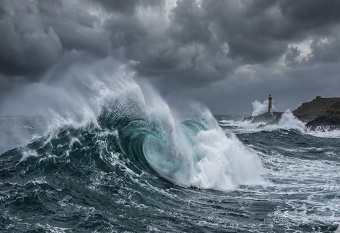 南部 10 府降雨增強　灣岸浪高逾 3 公尺小船禁航