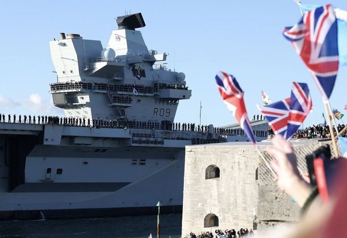 威爾斯親王號航艦打擊群返抵英國　數千民眾盛大歡迎