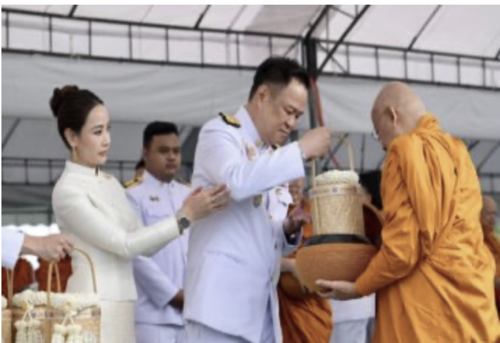 總理率內閣行清晨佛儀　紀念九世王誕辰並舉行布施儀式