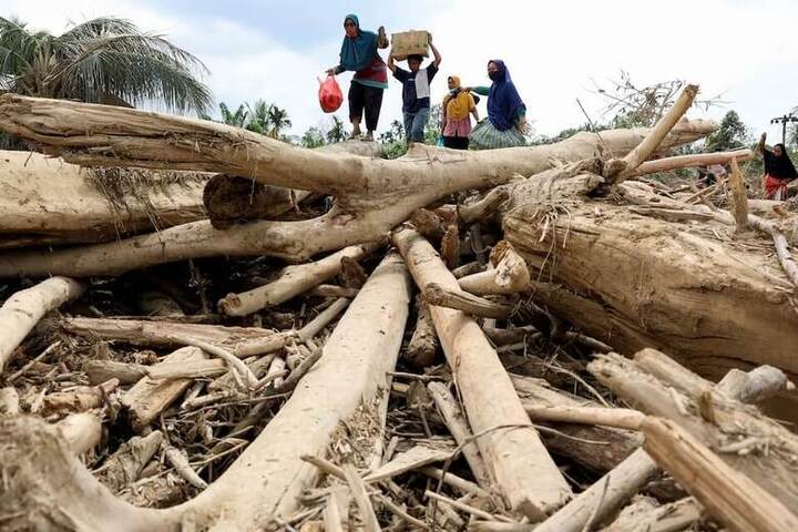 印尼蘇門答臘洪災山崩逾900死　災民冒險求助