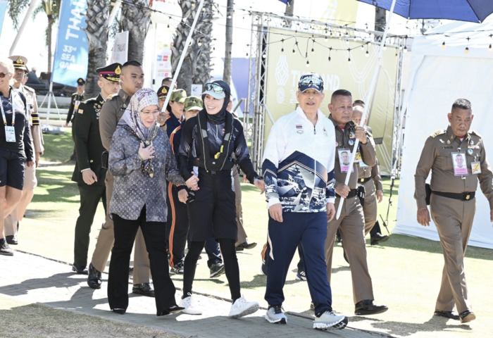 國王親授金牌　王后領軍泰國帆船隊奪海運會冠軍