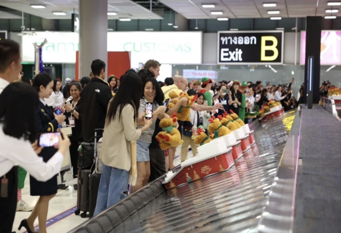 素萬那普機場聖誕送暖　旅客獲贈旅行組與麋鹿玩偶