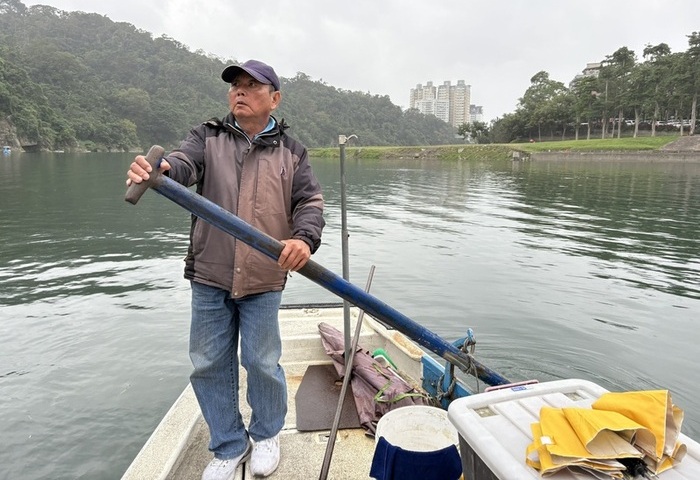 全台僅存擺渡人李清　載客橫渡新店溪20年憶興衰