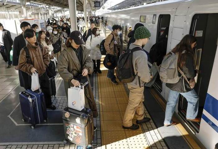 日本返鄉民眾湧入各大車站　出國人潮擠機場