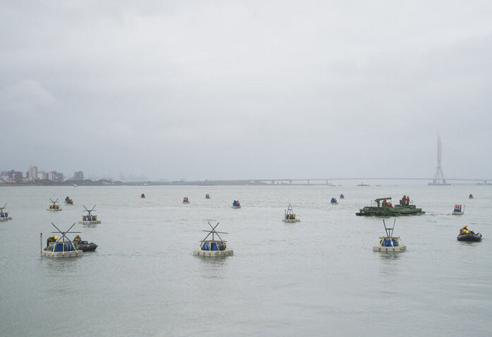 國軍立即備戰操演　工兵群淡水河道設置燃爆桶
