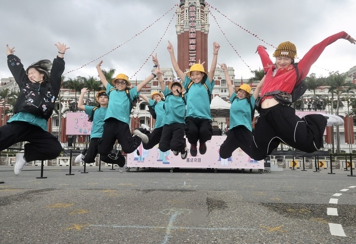 元旦升旗總彩排　極地超馬選手陳彥博加入國歌領唱