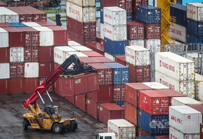 11月製造業景氣燈號續亮黃藍燈　AI業別呈現繁榮紅燈