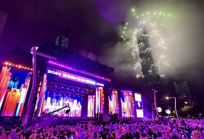 跨年夜台北101施放6分鐘煙火　點燃世代力量迎2026【影】