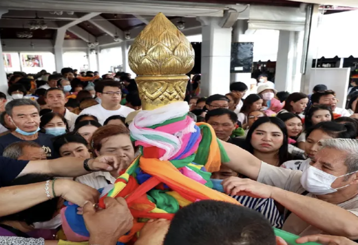 迎新年祈福潮湧現　民眾齊聚曼谷地標