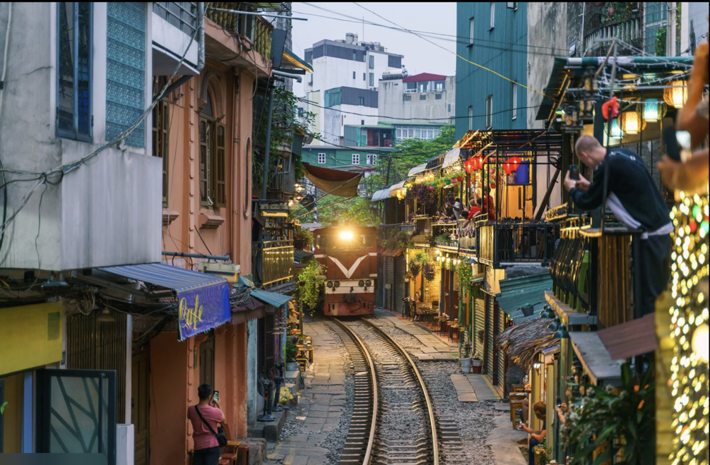 河內擬停駛市區客運列車　鐵道咖啡街恐走入歷史