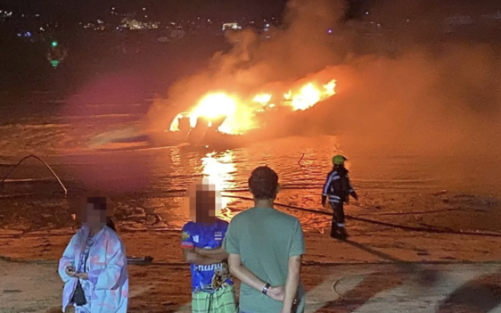 普吉島查龍灣碼頭大火　至少10艘快艇付之一炬