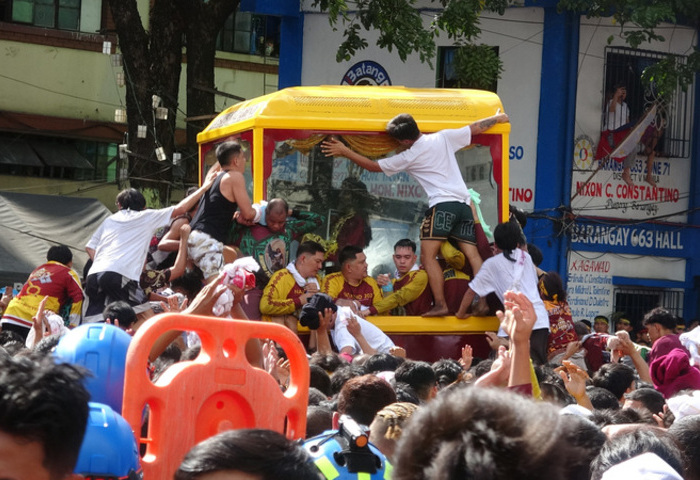 馬尼拉黑拿撒勒人遊行貪污風暴中登場　民眾盼信仰帶來改變