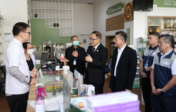 泰健保署示範新版「30 銖醫療到處用」12 日全國上路