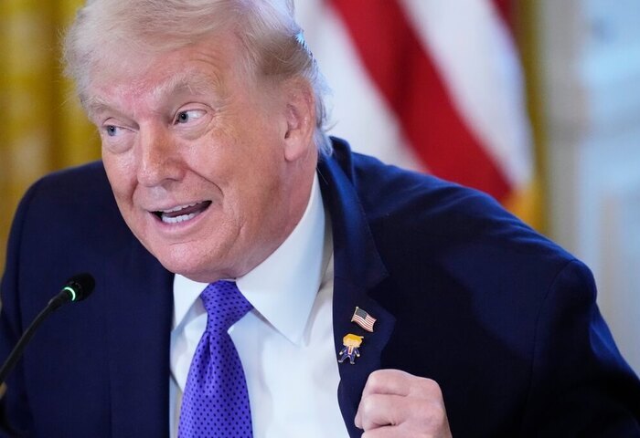 川普胸前別「快樂川普」徽章　自稱從沒快樂過