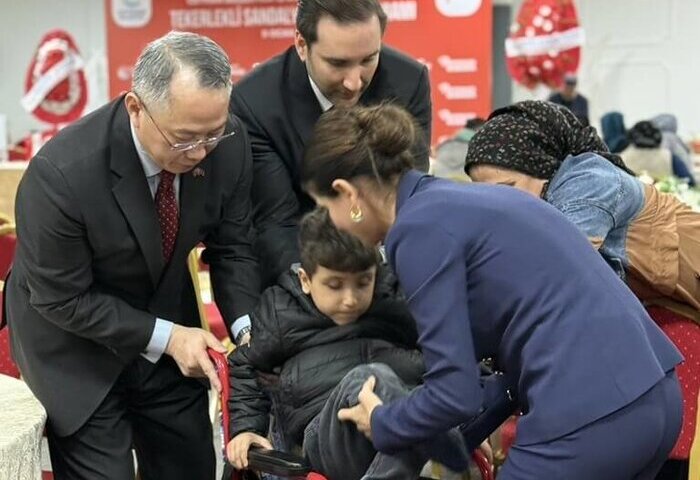 駐土耳其代表替台灣送愛心　捐315台輪椅助身障兒