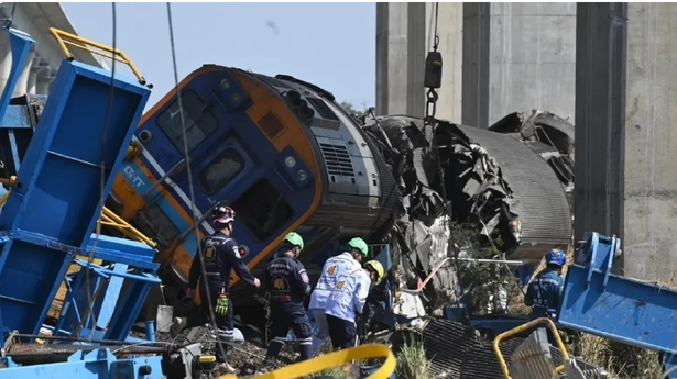 高鐵工地吊臂倒塌壓列車　呵叻四球縣遭遇重大鐵道事故
