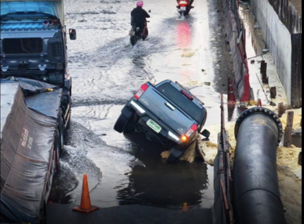 拉瑪二路塌出天坑　皮卡瞬墜車主無礙